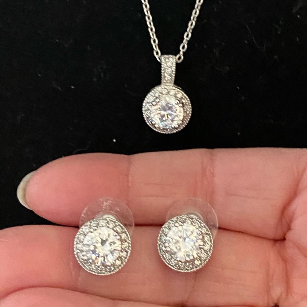 Kohls silver and crystal pendant and earrings